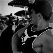 Personal Trainer professionista offre lezioni online